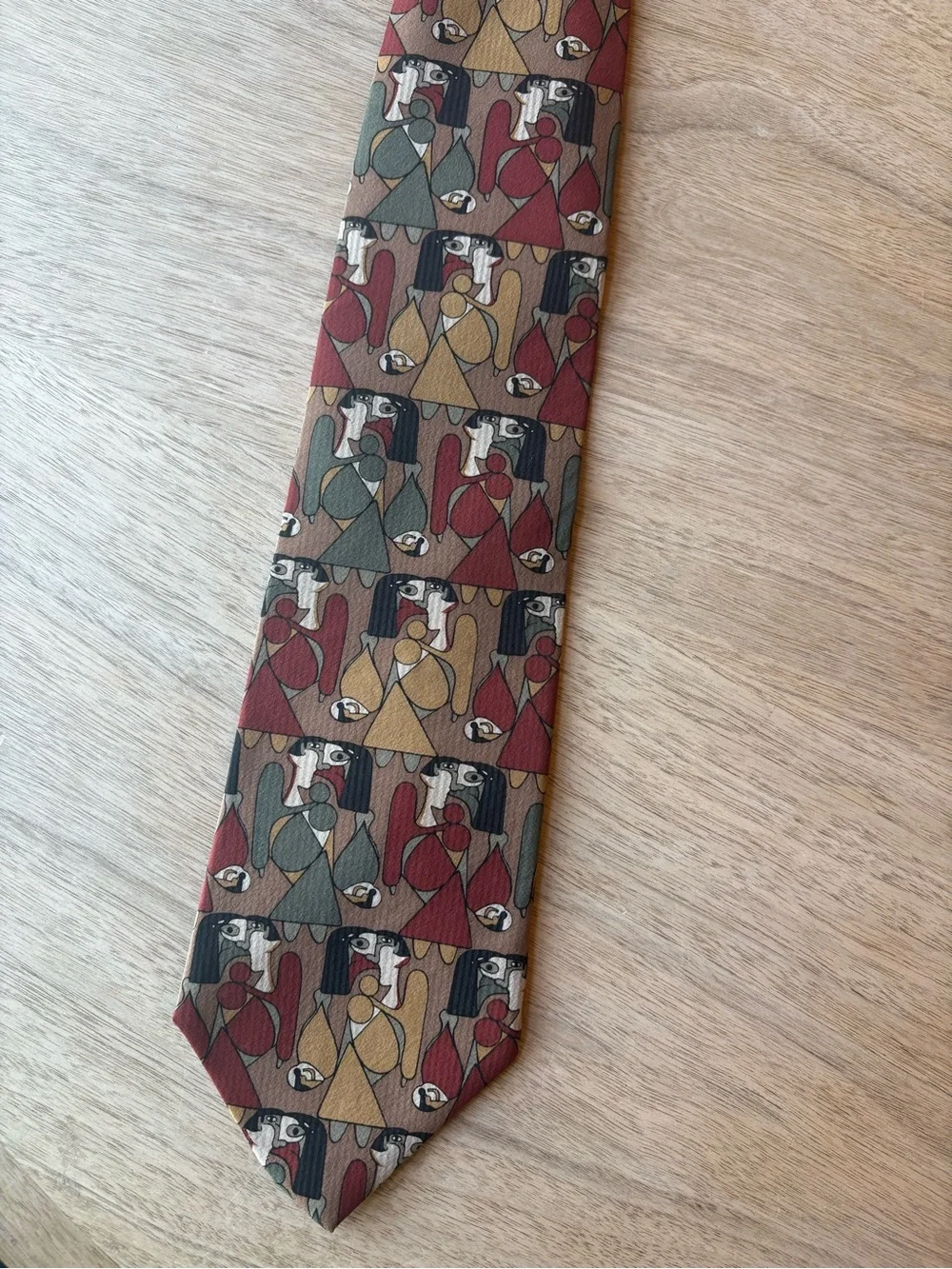 Picasso Face Pattern 100% Silk Made in USA Tie FEMME EN ROUGE SUR FAUTEUIL VERT